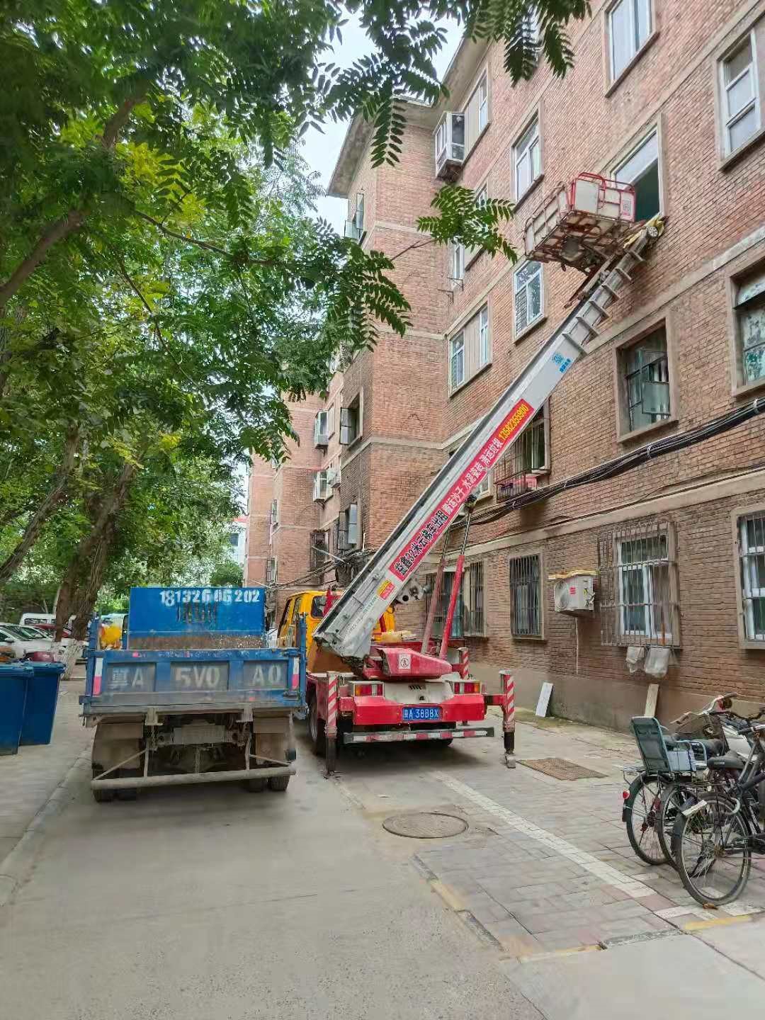 高空路灯作业车